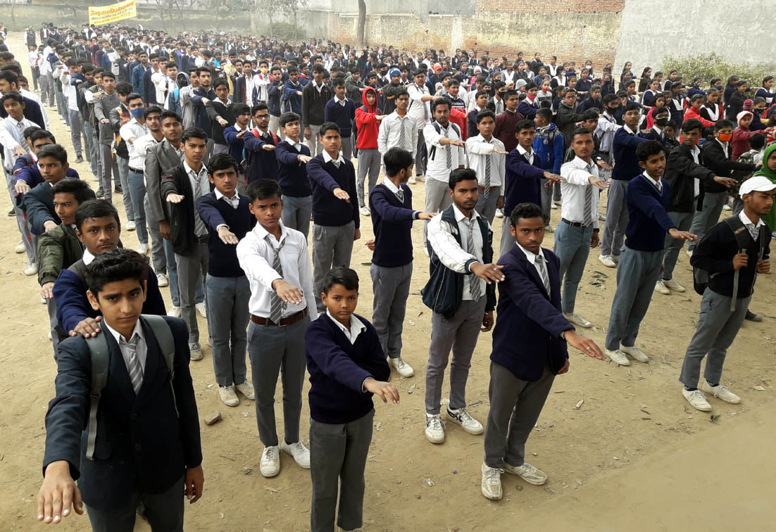 राष्ट्रीय मतदाता दिवस पर अग्रवाल मंडी टटीरी में शपथ ग्रहण करते शिक्षक और छात्र