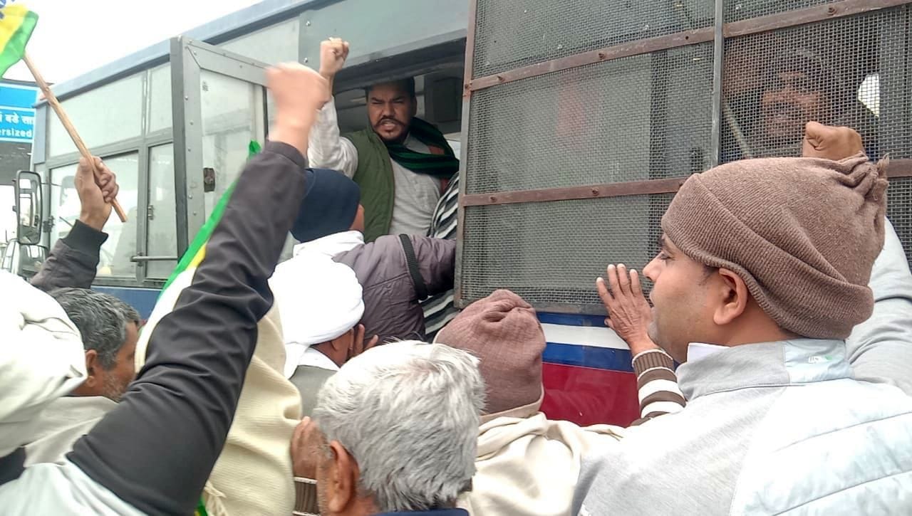 फोटो 01: सोनीपत शहर में जुलूस निकाल लघु सचिवालय की तरफ जाते किसान। संवाद फोटो 01: सोनीपत शहर में जुलूस निकाल लघु सचिवालय की तरफ जाते किसान। संवाद