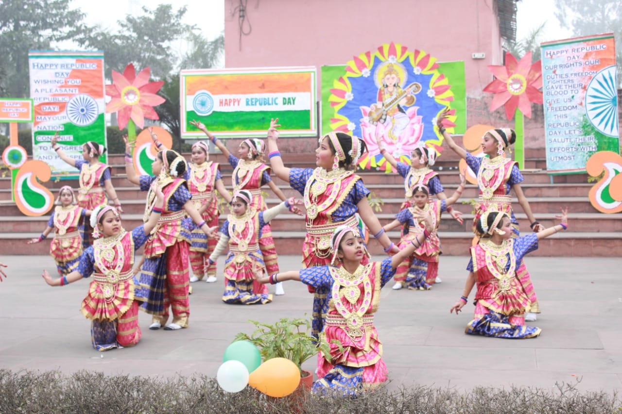 नगर में गणतंत्र दिवस पर प्रभात फेरी निकालते प्रथामिक विद्यालय के विदयार्थी। नगर में गणतंत्र दिवस पर प्रभात फेरी निकालते प्रथामिक विद्यालय के विदयार्थी।