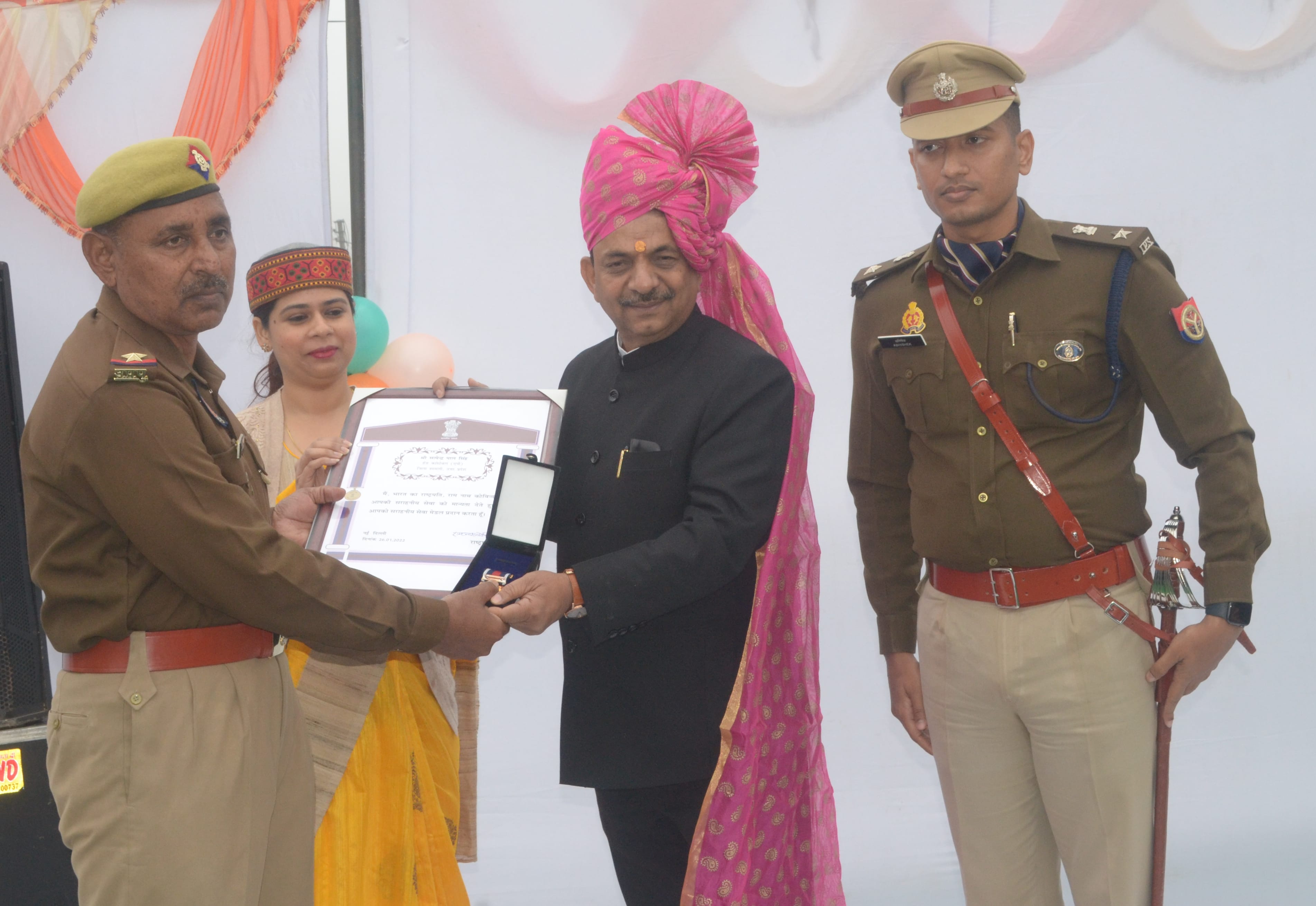 शामली कलेक्ट्रेट में गणतंत्र दिवस  पर झंडा रोहण करती डीएम जसजीत कौर