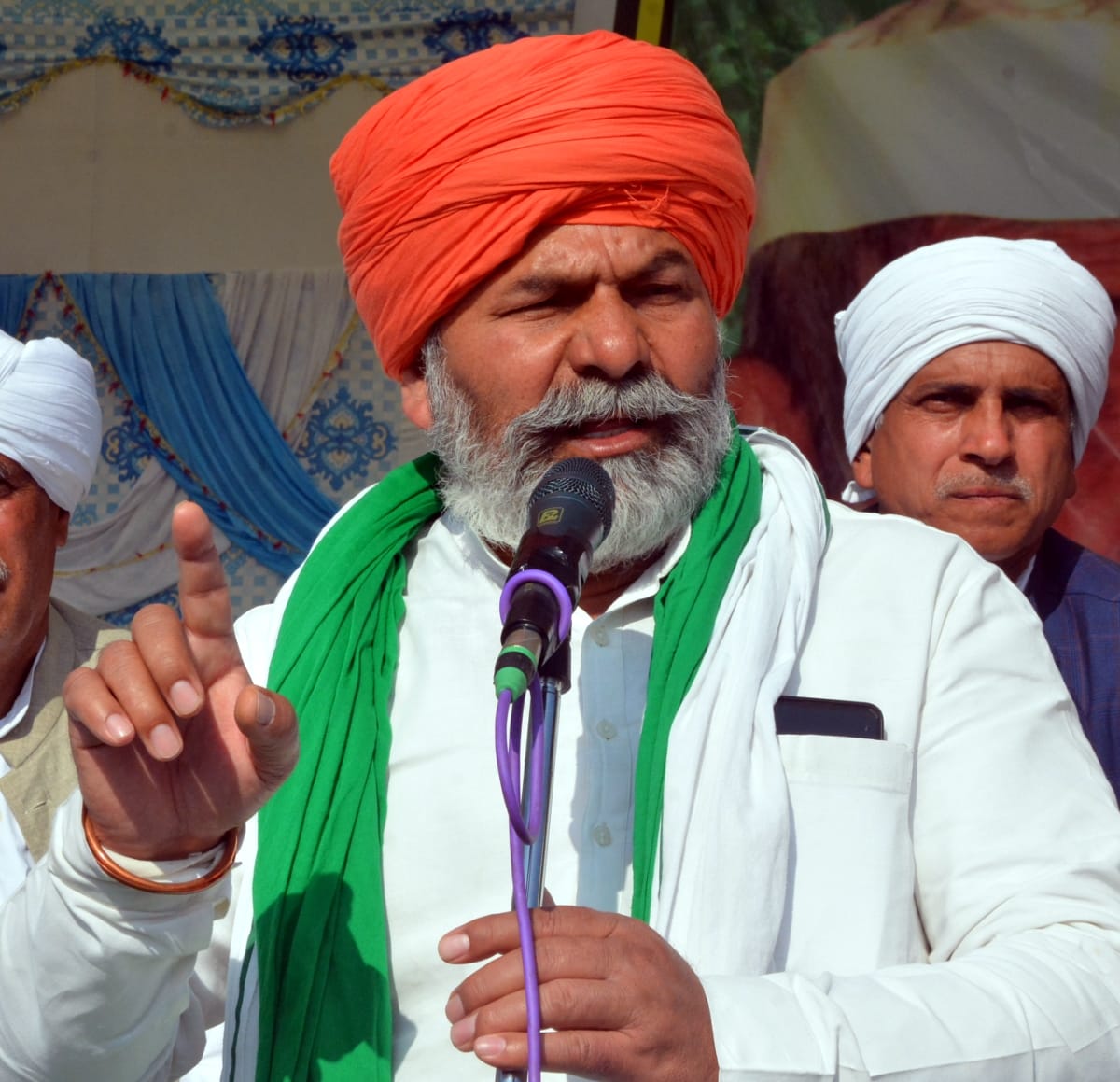 राजकीय कालेज के मैदान में किसानों के धरना को संबोधित करते चौधरी राकेश टिकैत। राजकीय कालेज के मैदान में किसानों के धरना को संबोधित करते चौधरी राकेश टिकैत।