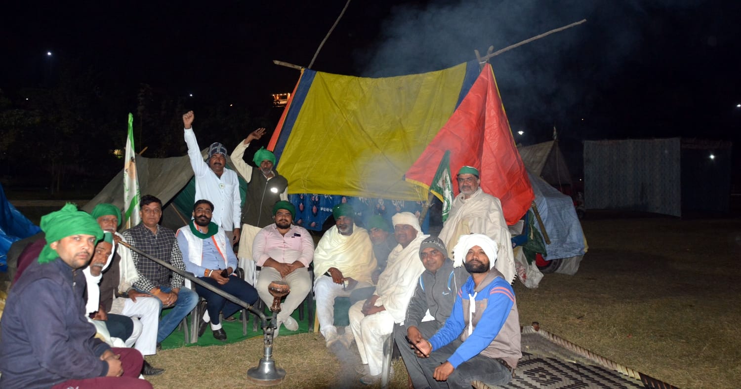 राजकीय कालेज के मैदान में किसानों के धरना को संबोधित करते चौधरी राकेश टिकैत। राजकीय कालेज के मैदान में किसानों के धरना को संबोधित करते चौधरी राकेश टिकैत।