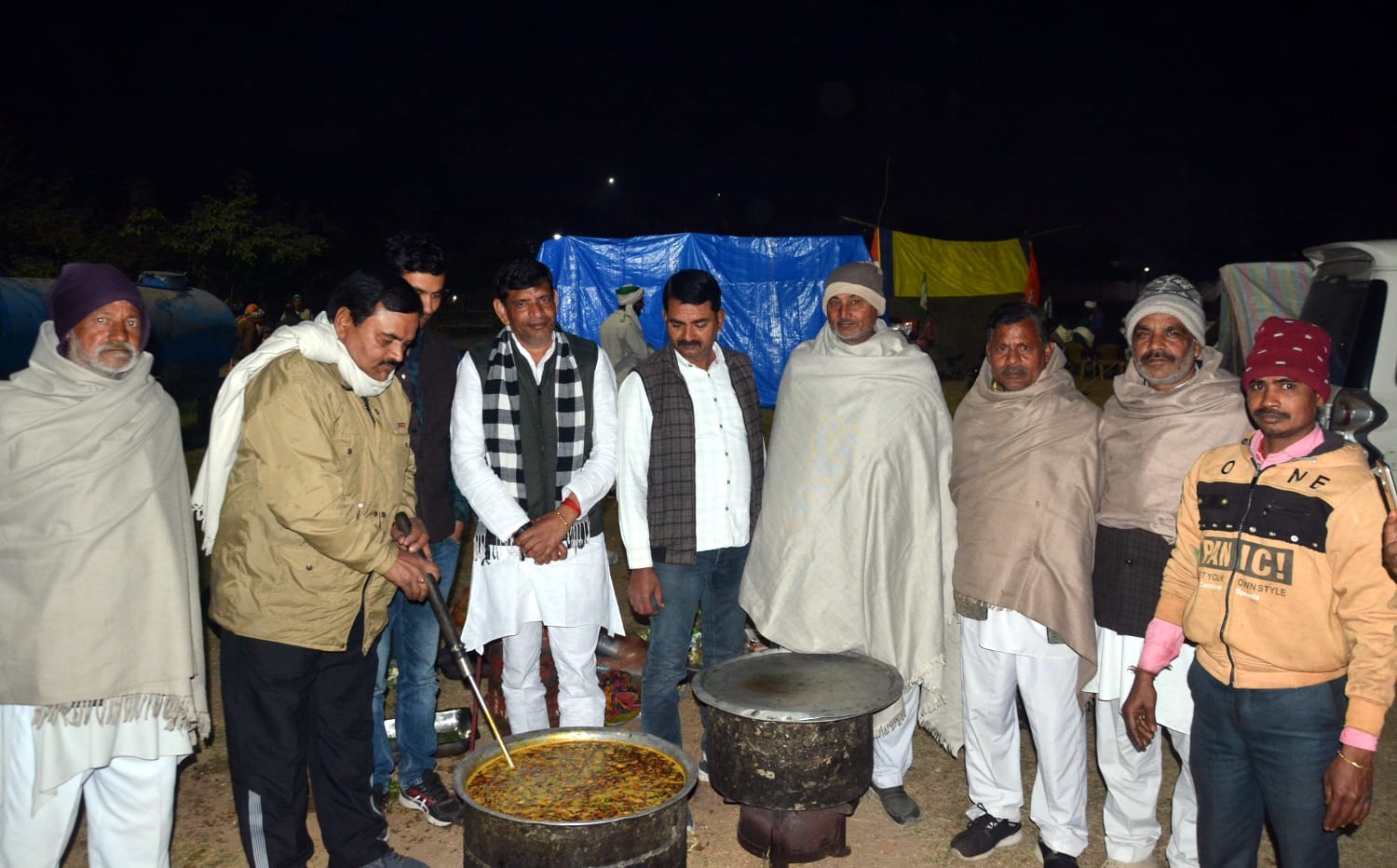 राजकीय कालेज के मैदान में किसानों के धरना को संबोधित करते चौधरी राकेश टिकैत। राजकीय कालेज के मैदान में किसानों के धरना को संबोधित करते चौधरी राकेश टिकैत।