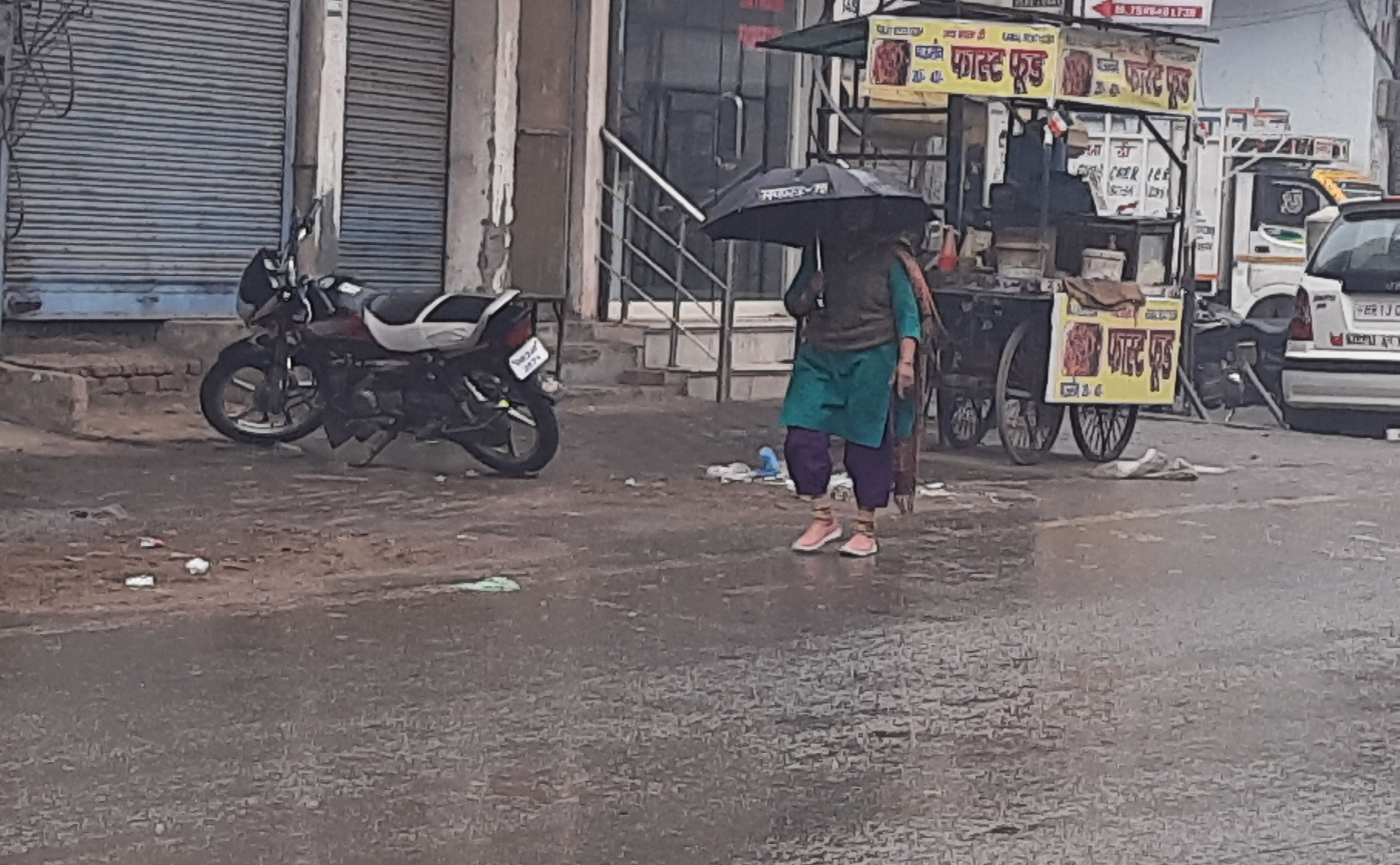 फोटो 28- बूंदाबांदी के बीच छाता लेकर जाती महिला। संवाद फोटो 28- बूंदाबांदी के बीच छाता लेकर जाती महिला। संवाद