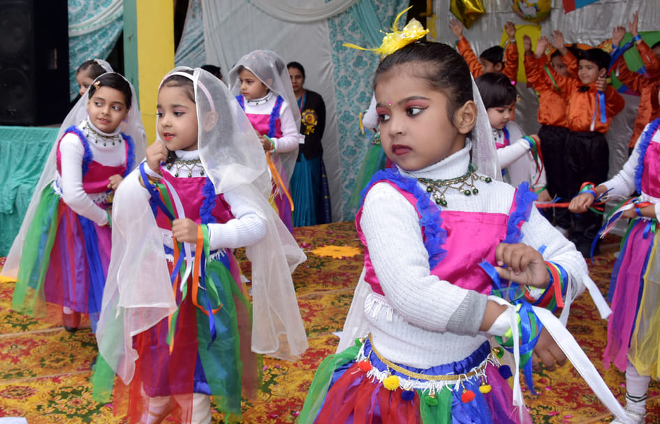 जनता रोड स्थित गॉडफील्ड पब्लिक स्कूल में स्काउट गाईड शिविर के समापन पर प्रस्तुति देती छात्राएं