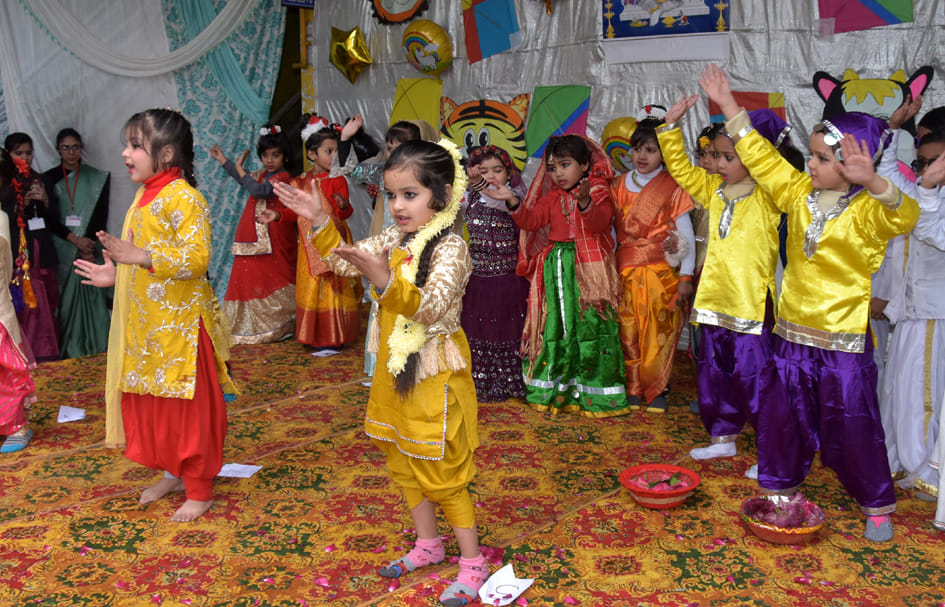 जनता रोड स्थित गॉडफील्ड पब्लिक स्कूल में स्काउट गाईड शिविर के समापन पर प्रस्तुति देती छात्राएं