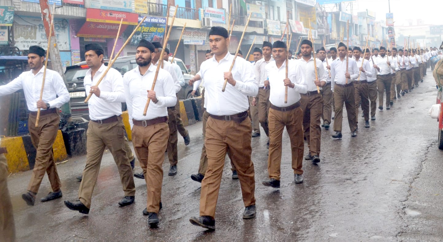 शामली में पथ संचलन निकालते राष्ट्रीय स्वयंसेवक संघ के कार्यकर्ता शामली में पथ संचलन निकालते राष्ट्रीय स्वयंसेवक संघ के कार्यकर्ता