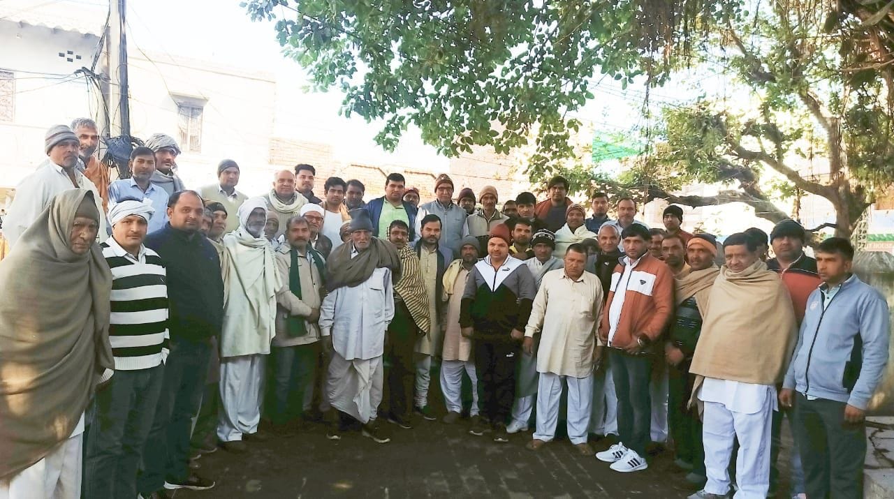 फोटो 37- भारतीय किसान नौजवान यूनियन के अध्यक्ष अभिमन्यु कोहाड़ ग्रामीणों को महापंचायत का न्योता फोटो 37- भारतीय किसान नौजवान यूनियन के अध्यक्ष अभिमन्यु कोहाड़ ग्रामीणों को महापंचायत का न्योता