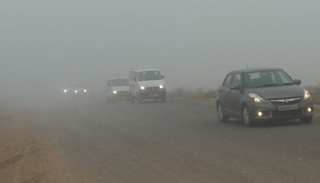 फोटो 41- रोहतक रोड पर कोहरे के बीच गुजरते वाहन। संवाद