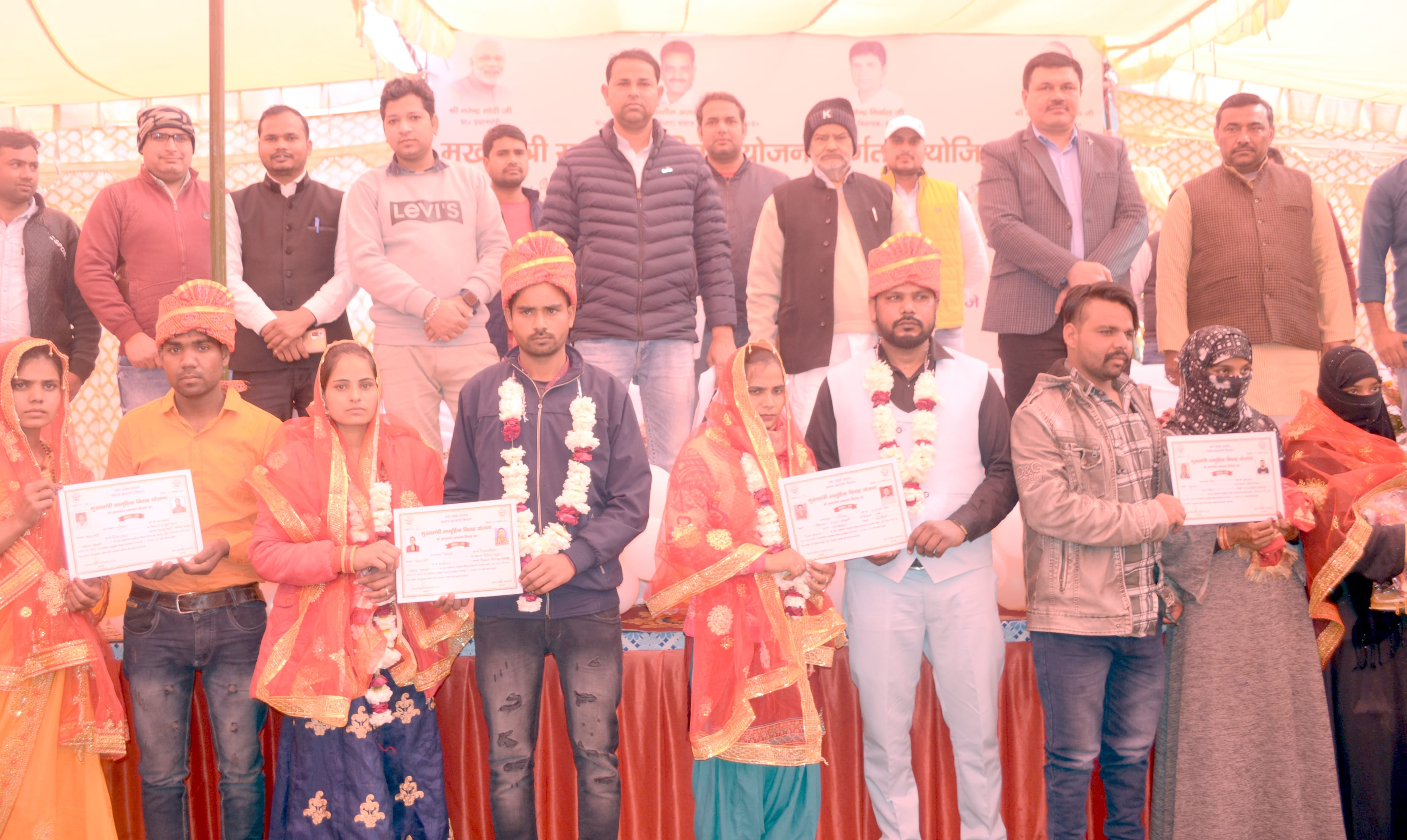 थानाभवन विकास खंड कार्यालय में सामूहिक विवाह समारोह में मौजूद जोड़े। थानाभवन विकास खंड कार्यालय में सामूहिक विवाह समारोह में मौजूद जोड़े।