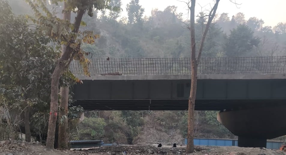 दिल्ली देहरादून एक्सप्रेस वे पर जोड़े जा रहे एलिवेटेड रोड के आधार स्तंभ दिल्ली देहरादून एक्सप्रेस वे पर जोड़े जा रहे एलिवेटेड रोड के आधार स्तंभ