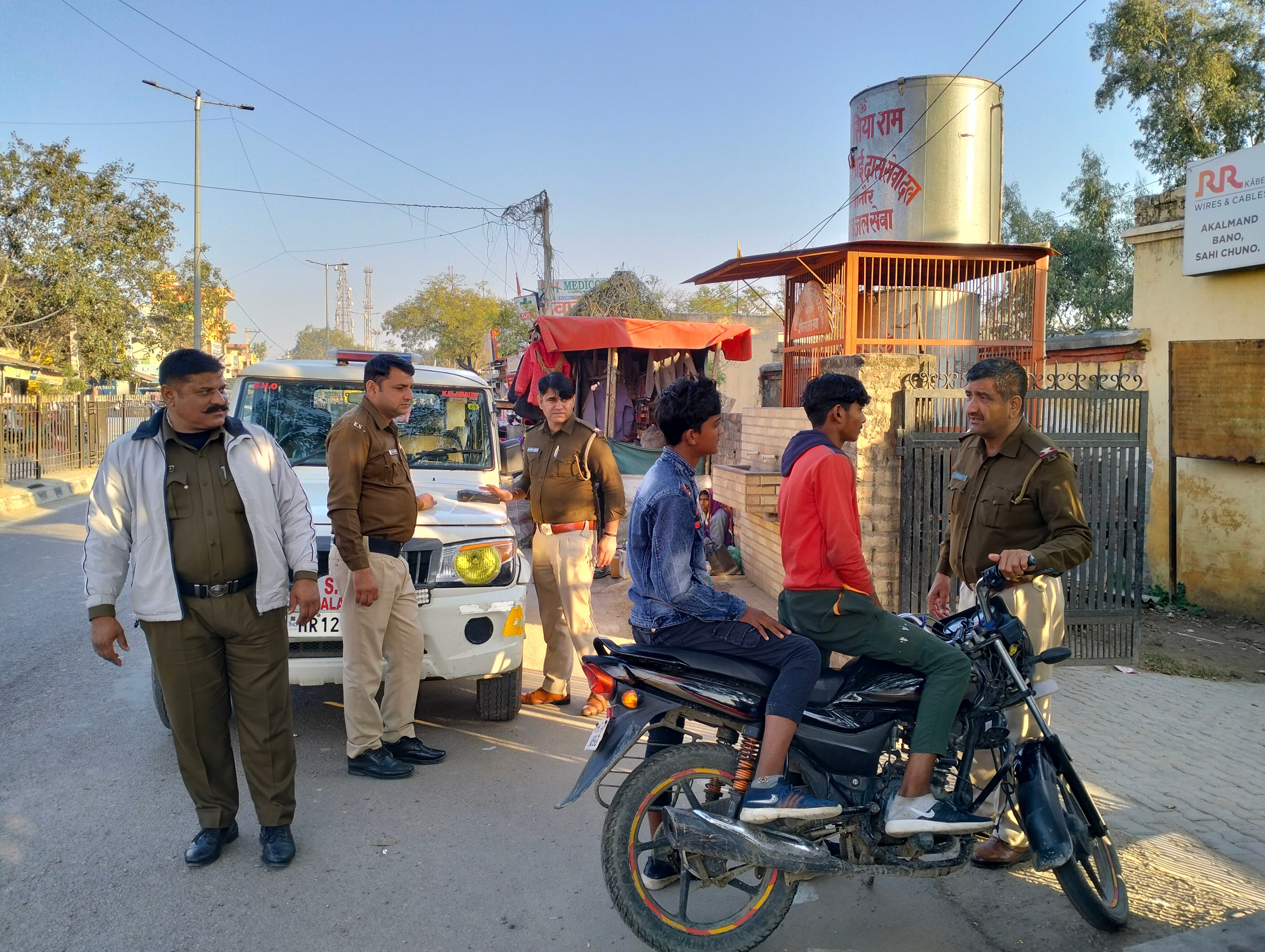 02सीटीके01कलानौर - नाबालिग बच्चों से पूछताछ करते पुलिसकर्मी। संवाद 02सीटीके01कलानौर - नाबालिग बच्चों से पूछताछ करते पुलिसकर्मी। संवाद
