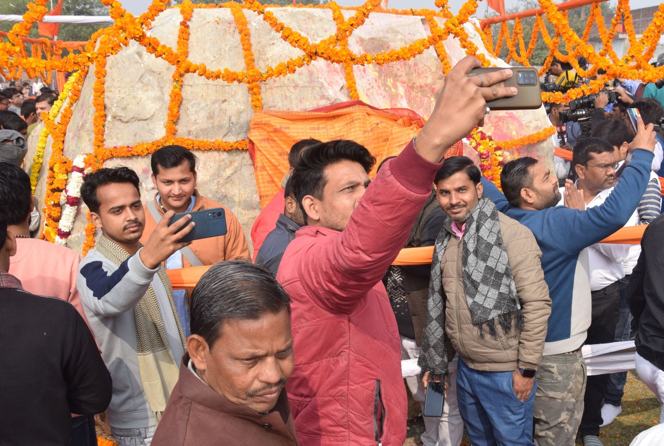 15-रामसेवकपुरम में बहस्पतिवार को शालिग्राम शिला का पूजन करते नेपाल जानकी मंदिर के महंत व राममंद 15-रामसेवकपुरम में बहस्पतिवार को शालिग्राम शिला का पूजन करते नेपाल जानकी मंदिर के महंत व राममंद