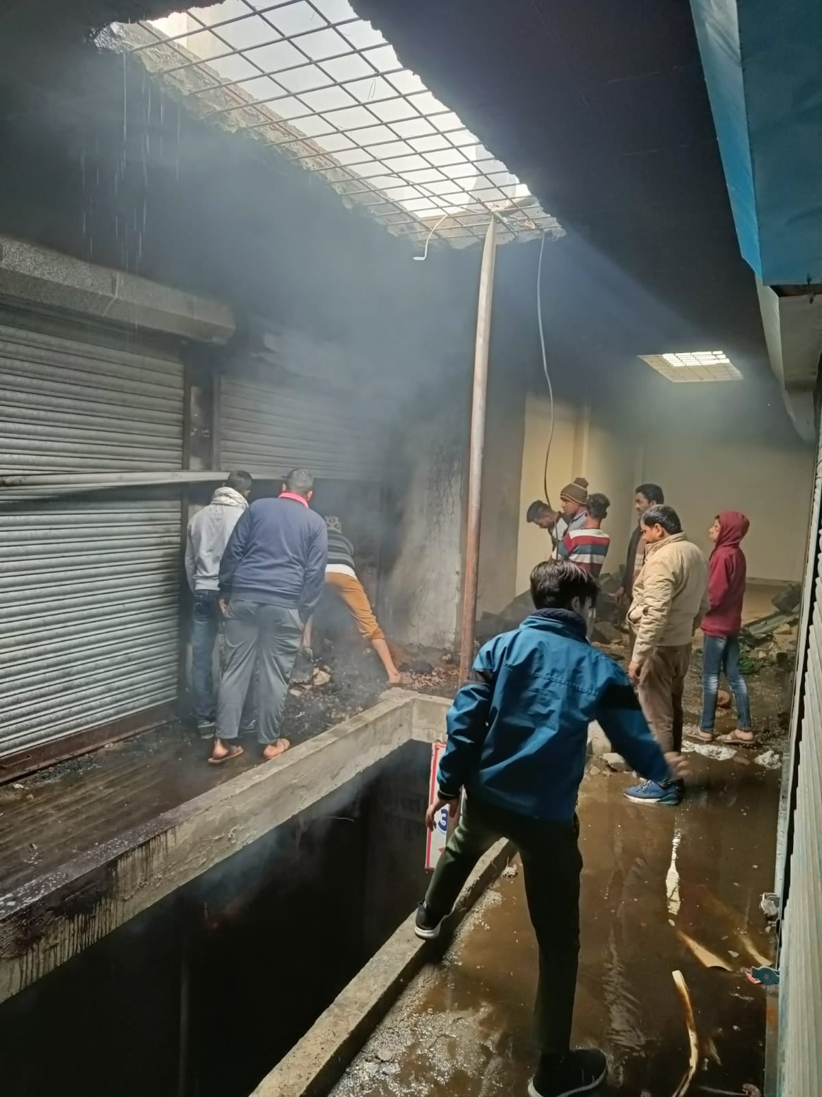 छुटमलपुर में अत्तार की दुकान में लगी आग छुटमलपुर में अत्तार की दुकान में लगी आग
