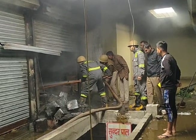 छुटमलपुर में अत्तार की दुकान में लगी आग छुटमलपुर में अत्तार की दुकान में लगी आग
