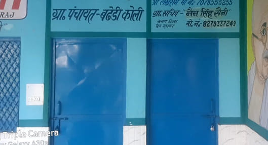गांव नानौता देहात के ग्राम सचिवालय में ग्रामीण की समस्या सुनते कर्मचारी गांव नानौता देहात के ग्राम सचिवालय में ग्रामीण की समस्या सुनते कर्मचारी