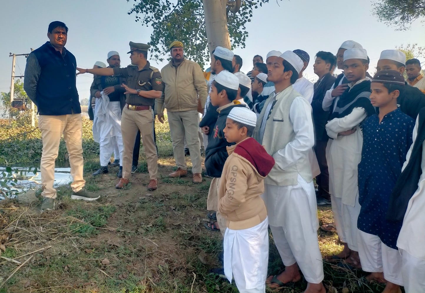 राना की मामौर झील में तैरती स्वदेशी जल मुर्गी
