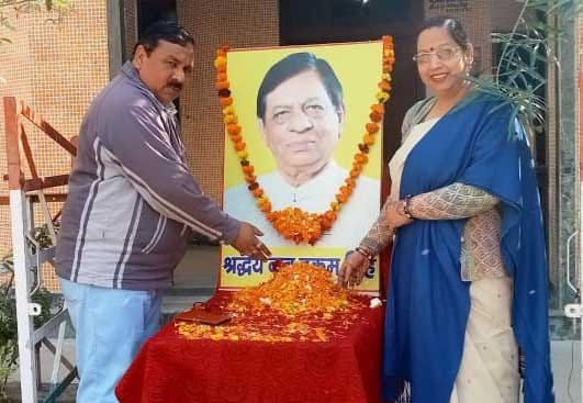 कैराना के कंडेला में बाबू हुकुम सिंह की पुण्य तिथि पर हवन में आहूति देते परिवार के लोग व ग्रामी