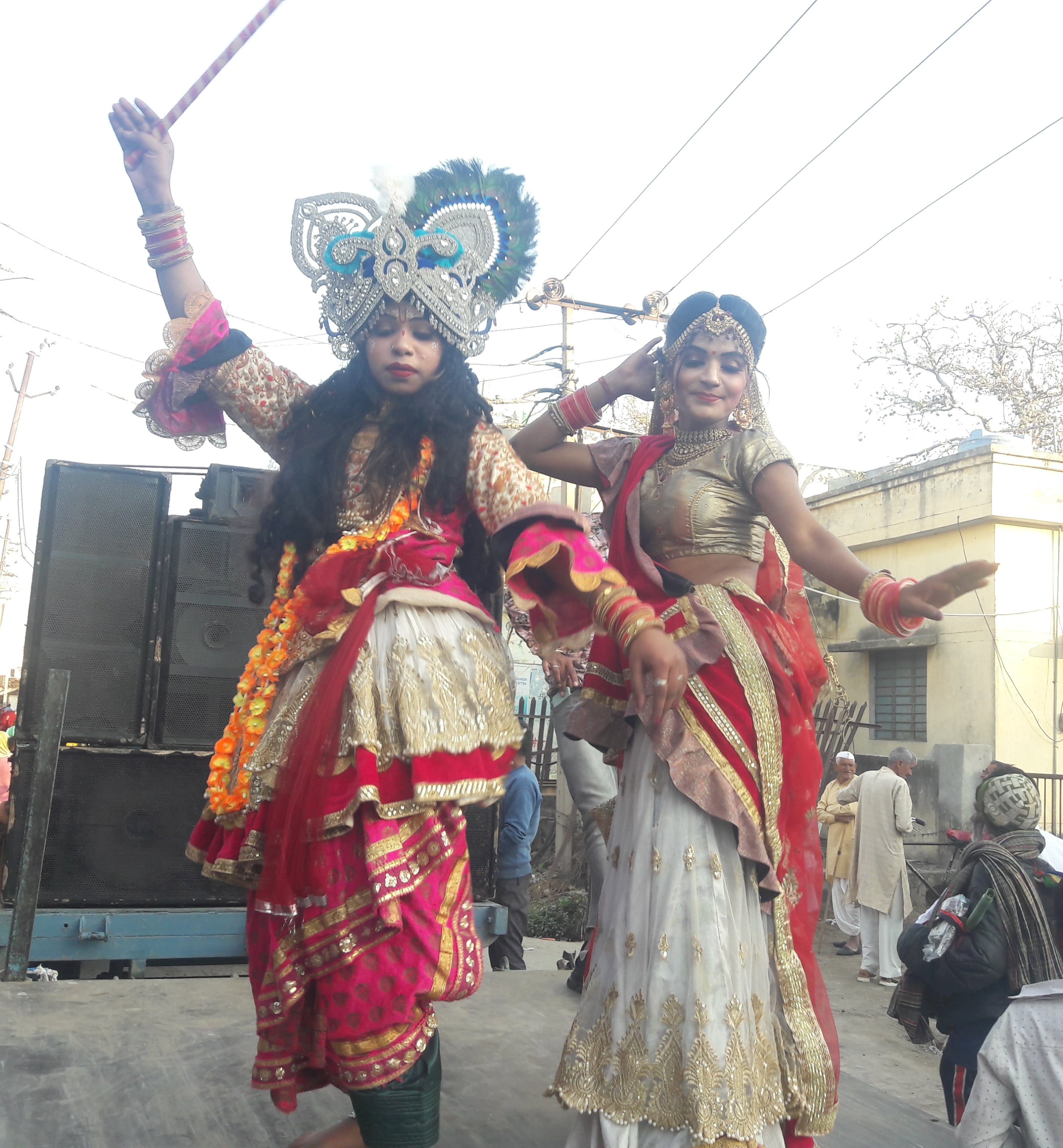 बिनौली में संत रविदास की शोभायात्रा निकालते ग्रामीण। बिनौली में संत रविदास की शोभायात्रा निकालते ग्रामीण।