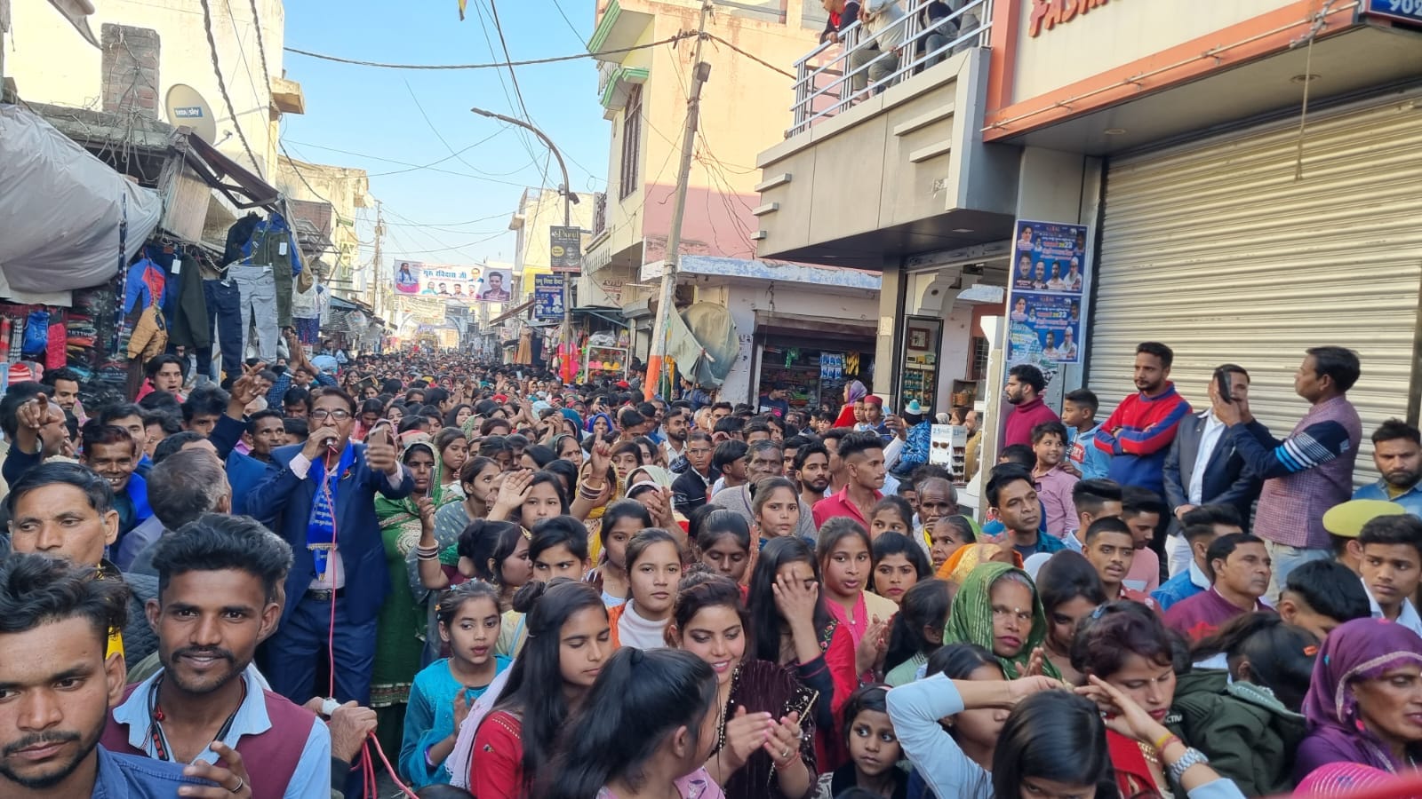 रामपुर मनिहारान में निकाली गई शोभायात्रा में शामिल झांकी