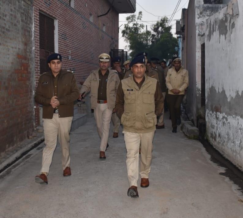 -फोटो 12 : ऑपरेशन आक्रमण के दौरान बादली का दौरा करते एसपी वसीम अकरम। -फोटो 12 : ऑपरेशन आक्रमण के दौरान बादली का दौरा करते एसपी वसीम अकरम।