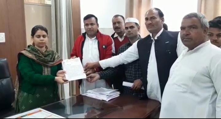 कलक्ट्रेट में प्रदर्शन करते कांग्रेस कार्यकर्ता। कलक्ट्रेट में प्रदर्शन करते कांग्रेस कार्यकर्ता।