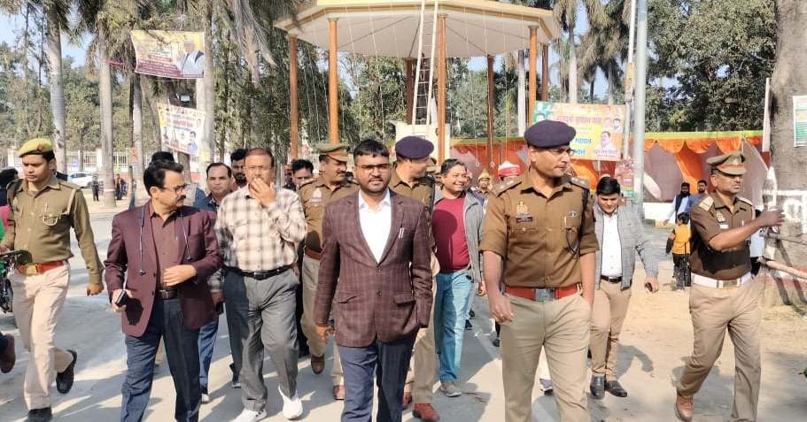 कार्यक्रम स्थल का जायजा लेते अधिकारी। कार्यक्रम स्थल का जायजा लेते अधिकारी।