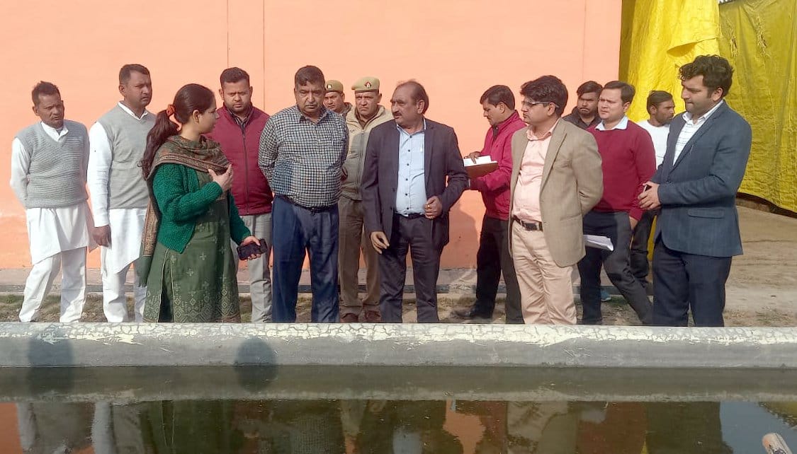 थानाभवन में गोशाला का निरीक्षण करती डीएम व सीडीओ थानाभवन में गोशाला का निरीक्षण करती डीएम व सीडीओ