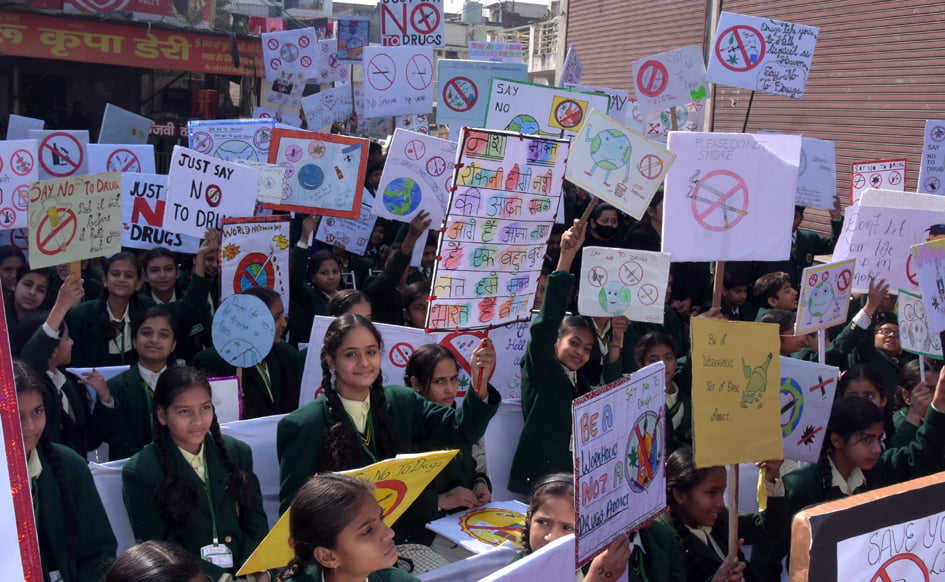 चिलकाना रोड से सैंट मैरी स्कूल द्वारा नशा छोड़ो अभियान के तहत रैली निकालती छात्राएं चिलकाना रोड से सैंट मैरी स्कूल द्वारा नशा छोड़ो अभियान के तहत रैली निकालती छात्राएं