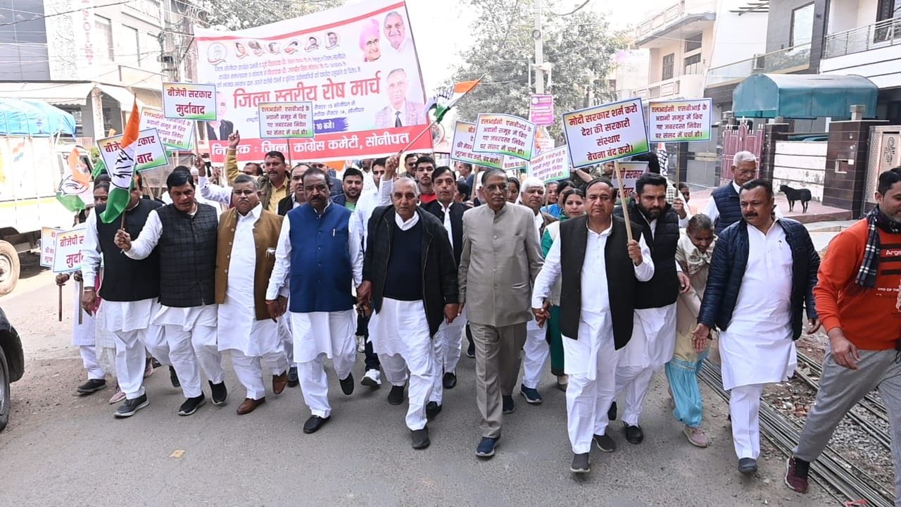 फोटो 21 - सेक्टर-15 स्थित एलआईसी कार्यालय के बाहर सांकेतिक धरने पर बैठे कांग्रेस पदाधिकारी व का फोटो 21 - सेक्टर-15 स्थित एलआईसी कार्यालय के बाहर सांकेतिक धरने पर बैठे कांग्रेस पदाधिकारी व का