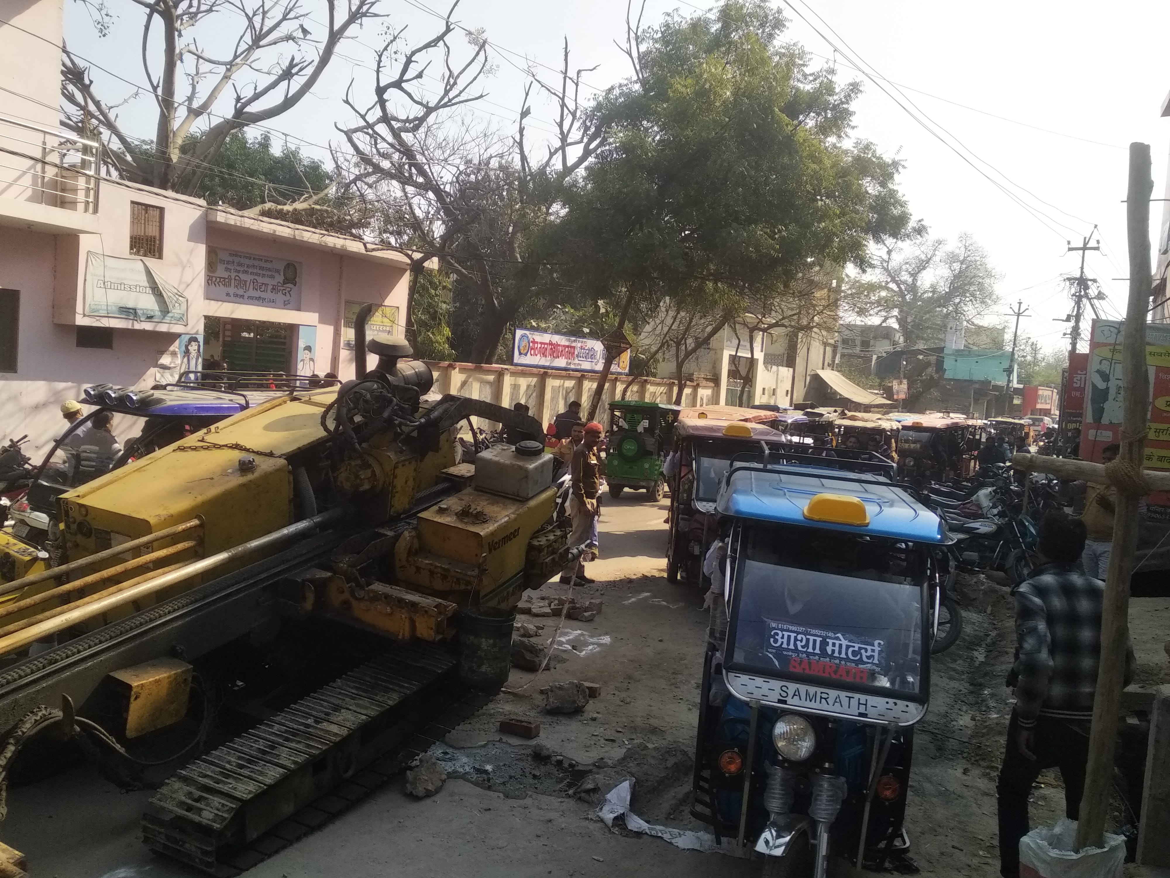 शाहजहांपुर में सिंजई मार्ग पर हाइड्रोलिक मशीन के खड़े होने के कारण लगा जाम। संवाद शाहजहांपुर में सिंजई मार्ग पर हाइड्रोलिक मशीन के खड़े होने के कारण लगा जाम। संवाद