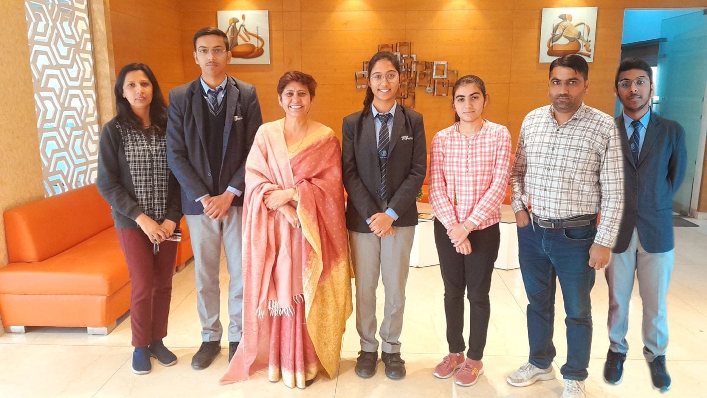 फोटो 40 - ब्राइट स्कॉलर विद्यालय में प्राचार्य डॉ. किरण दलाल व स्टाफ सदस्यों के साथ विद्यार्थी।