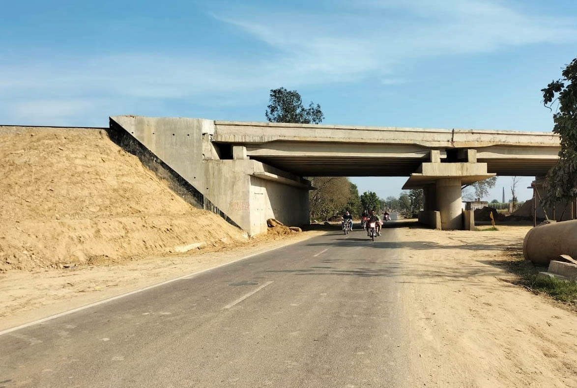 लकडसंधा तक ईस्टर्न डेडिकेटेड रेल कॉरिडोर के ट्रैक पर बिछी रेल पटरी