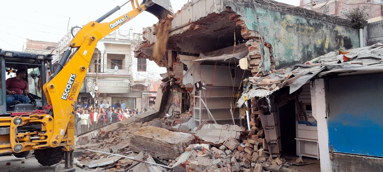 नगरपालिका कर्मचारियों को निर्देश देतीं एसडीएम सदर नगरपालिका कर्मचारियों को निर्देश देतीं एसडीएम सदर