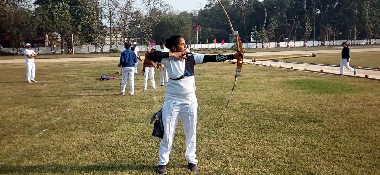 पुलिस लाइन में चल रही तीरंदाजी में भाग लेते एसपी पुलिस लाइन में चल रही तीरंदाजी में भाग लेते एसपी