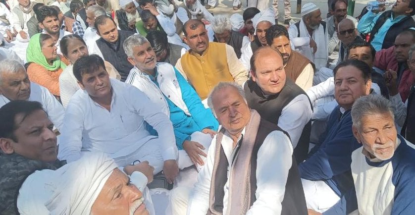 शामली कलक्ट्रेट में धरने पर बैठे रालोद कार्यकर्ता। शामली कलक्ट्रेट में धरने पर बैठे रालोद कार्यकर्ता।
