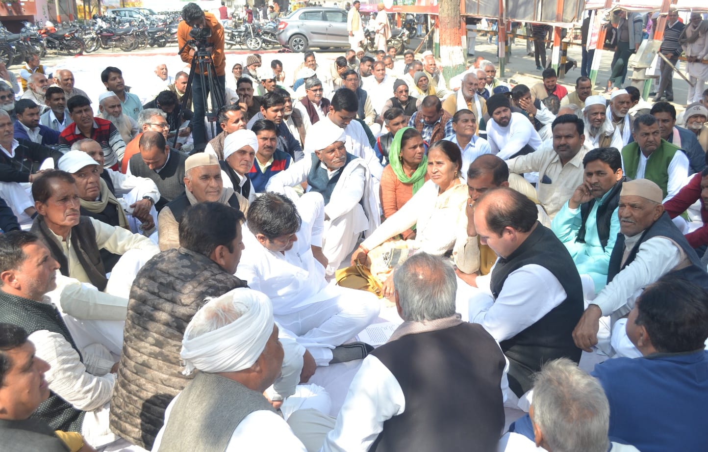 शामली कलक्ट्रेट में धरने पर बैठे रालोद कार्यकर्ता। शामली कलक्ट्रेट में धरने पर बैठे रालोद कार्यकर्ता।