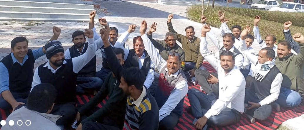 शामली कलक्ट्रेट धरना-प्रदर्शन करते अधिवक्ता। शामली कलक्ट्रेट धरना-प्रदर्शन करते अधिवक्ता।