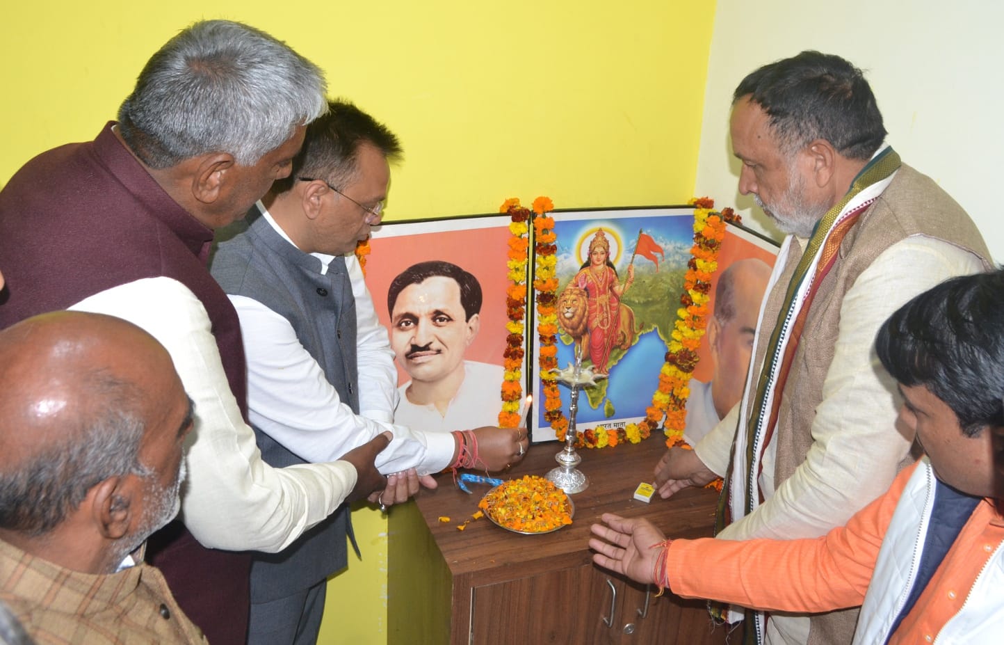 शामली सेंटआरसी स्कूल में प्रभारी मंत्री दिनेश खटीक का स्वागत करती भाजपा नगर अध्यक्ष मीनू संगल व शामली सेंटआरसी स्कूल में प्रभारी मंत्री दिनेश खटीक का स्वागत करती भाजपा नगर अध्यक्ष मीनू संगल व