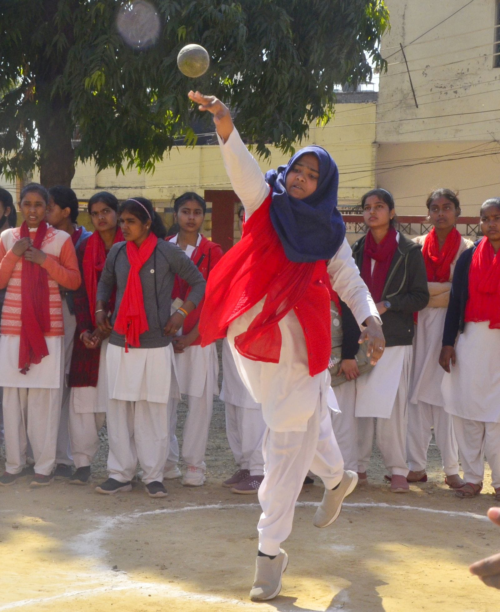 (08 बीडीएन-28आर)राजकीय महिला महाविद्यालय में खेलकूद प्रतियोगिता में सतरंज खेलती छात्राएं।संवाद