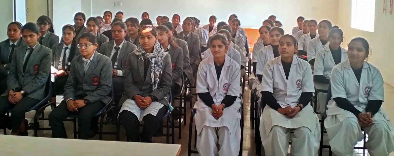 (08 बीडीएनयूजेएचपीएच02)शिखर इंस्टीयूट में कार्यक्रम को संम्बोधित करते राजन मेंदीरत्ता।संवाद (08 बीडीएनयूजेएचपीएच02)शिखर इंस्टीयूट में कार्यक्रम को संम्बोधित करते राजन मेंदीरत्ता।संवाद