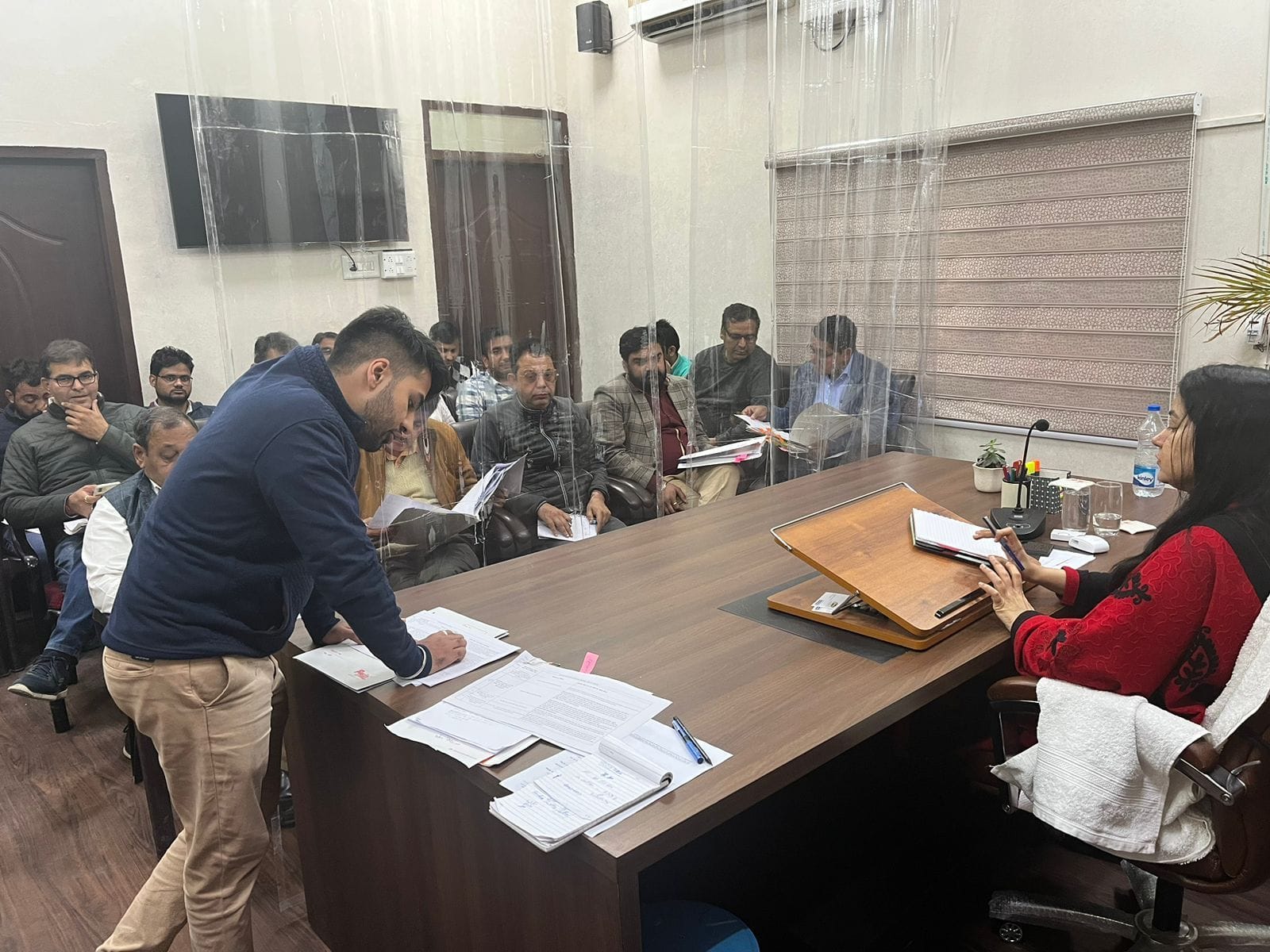 फोटो 01: अपने कार्यालय में गोवंश पकड़ने के लिए अधिकारियों को निर्देश देती जिला निगम आयुक्त मोनिक फोटो 01: अपने कार्यालय में गोवंश पकड़ने के लिए अधिकारियों को निर्देश देती जिला निगम आयुक्त मोनिक
