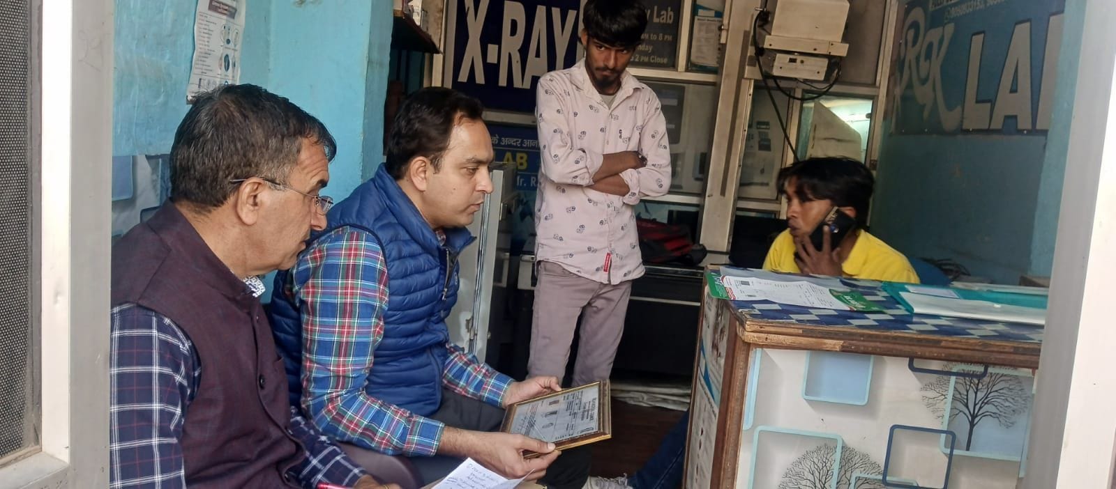 फोटो 09: निजी लैब पर पंजीकरण के दस्तावेज की जांच करने पहुंची मुख्यमंत्री उड़दस्ता टीम। संवाद फोटो 09: निजी लैब पर पंजीकरण के दस्तावेज की जांच करने पहुंची मुख्यमंत्री उड़दस्ता टीम। संवाद