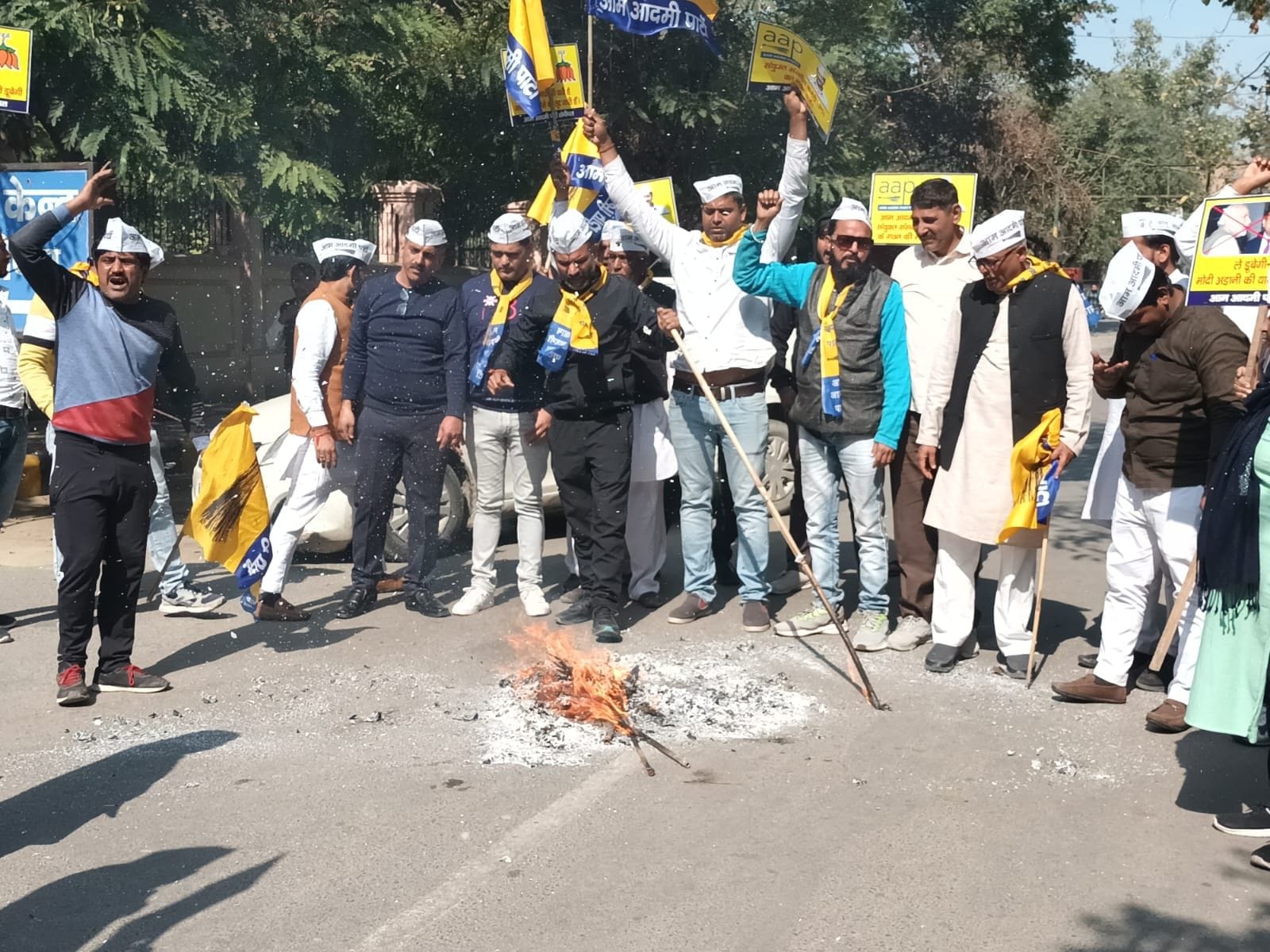 फोटो 23: सोनीपत शहर में जुलूस निकालकर लघु सचिवालय की तरफ जाते आप कार्यकर्ता। संवाद