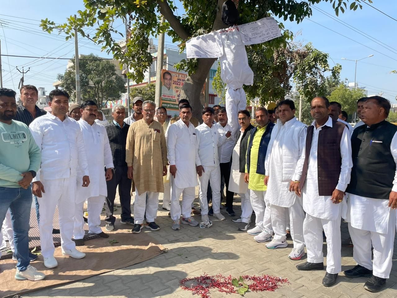 फोटो 41- सेक्टर-15 स्थित राई विधायक मोहनलाल बड़ौली के सामने के सामने पेड़ पर पंचायत मंत्री देवेंद फोटो 41- सेक्टर-15 स्थित राई विधायक मोहनलाल बड़ौली के सामने के सामने पेड़ पर पंचायत मंत्री देवेंद