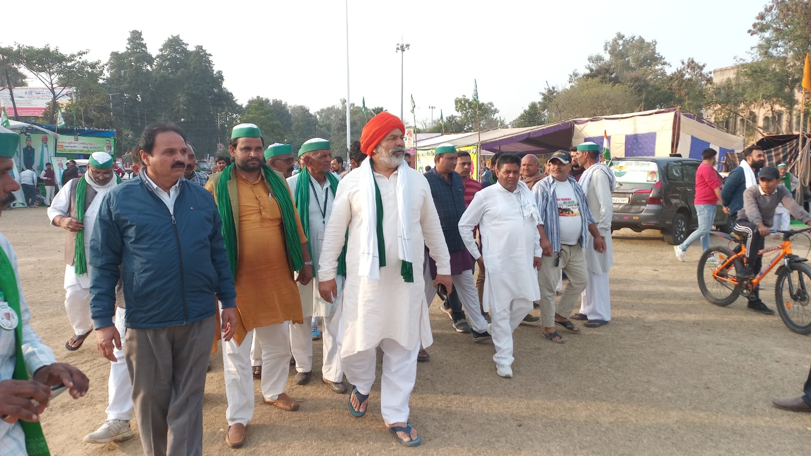 राजकीय इंटर कॉलेज के मैदान पर पहुंचे भाकियू प्रवक्ता चौधरी राकेश टिकैत राजकीय इंटर कॉलेज के मैदान पर पहुंचे भाकियू प्रवक्ता चौधरी राकेश टिकैत
