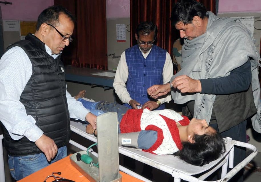 शामली में मेरठ-करनाल हाईवे पर गांव सिंभालका के पास सड़क हादसे में महिला की मौत के बाद एकत्र भीड़। शामली में मेरठ-करनाल हाईवे पर गांव सिंभालका के पास सड़क हादसे में महिला की मौत के बाद एकत्र भीड़।