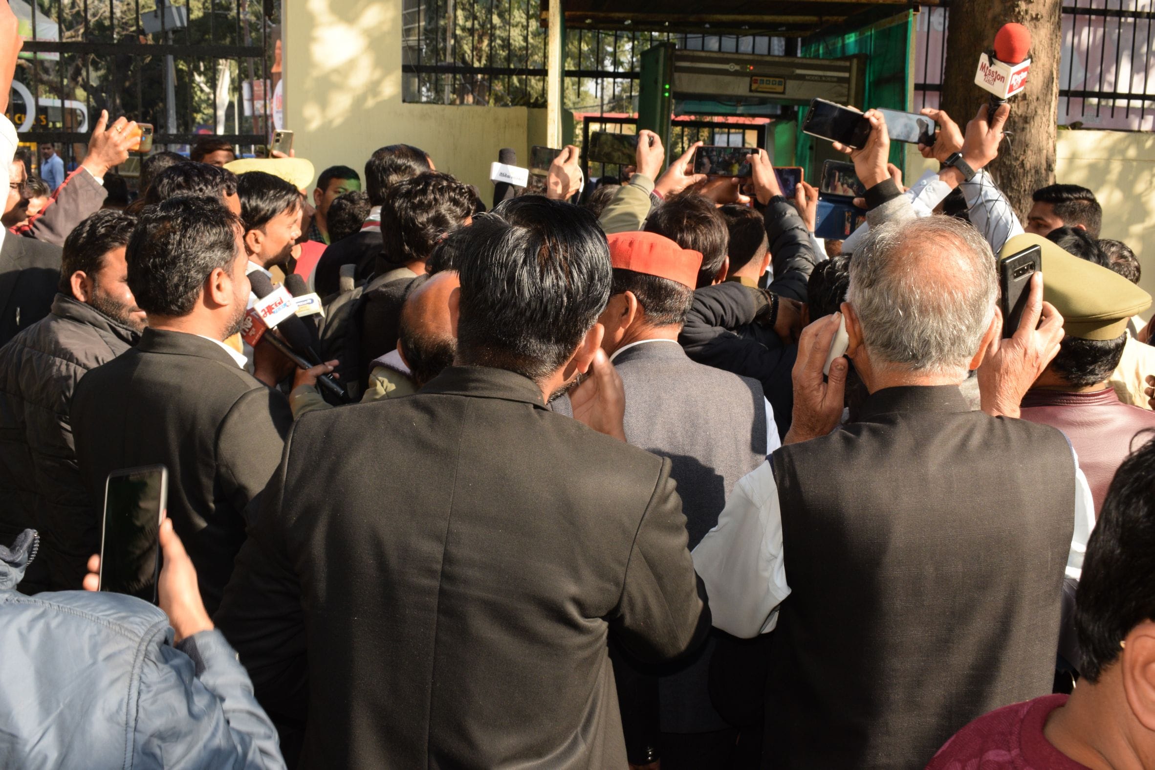 शाहजहांपुर में सीजेएम कोर्ट में पेश होने के लिए जाते पूर्व मंत्री मोहम्मद आजम खां। संवाद