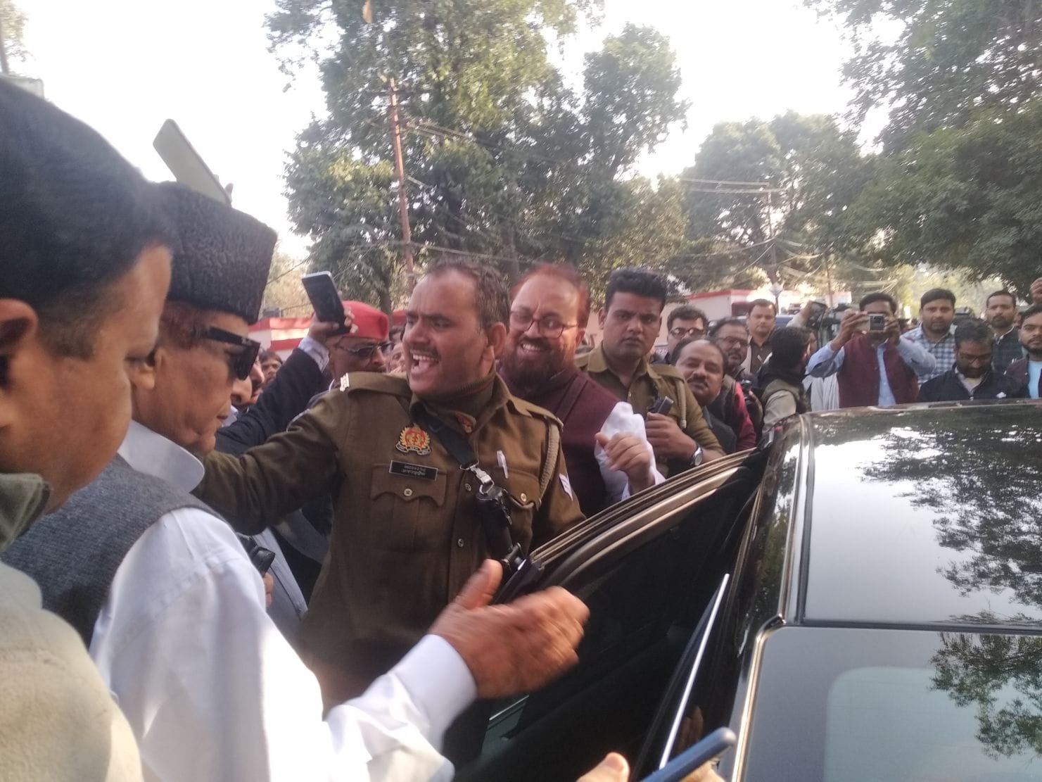 शाहजहांपुर में सीजेएम कोर्ट में पेश होने के लिए जाते पूर्व मंत्री मोहम्मद आजम खां। संवाद
