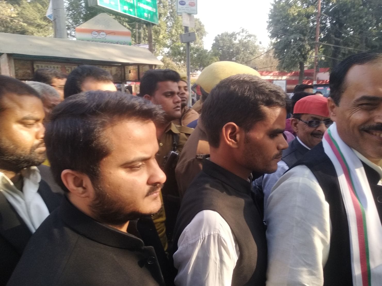 शाहजहांपुर में सीजेएम कोर्ट में पेश होने के लिए जाते पूर्व मंत्री मोहम्मद आजम खां। संवाद